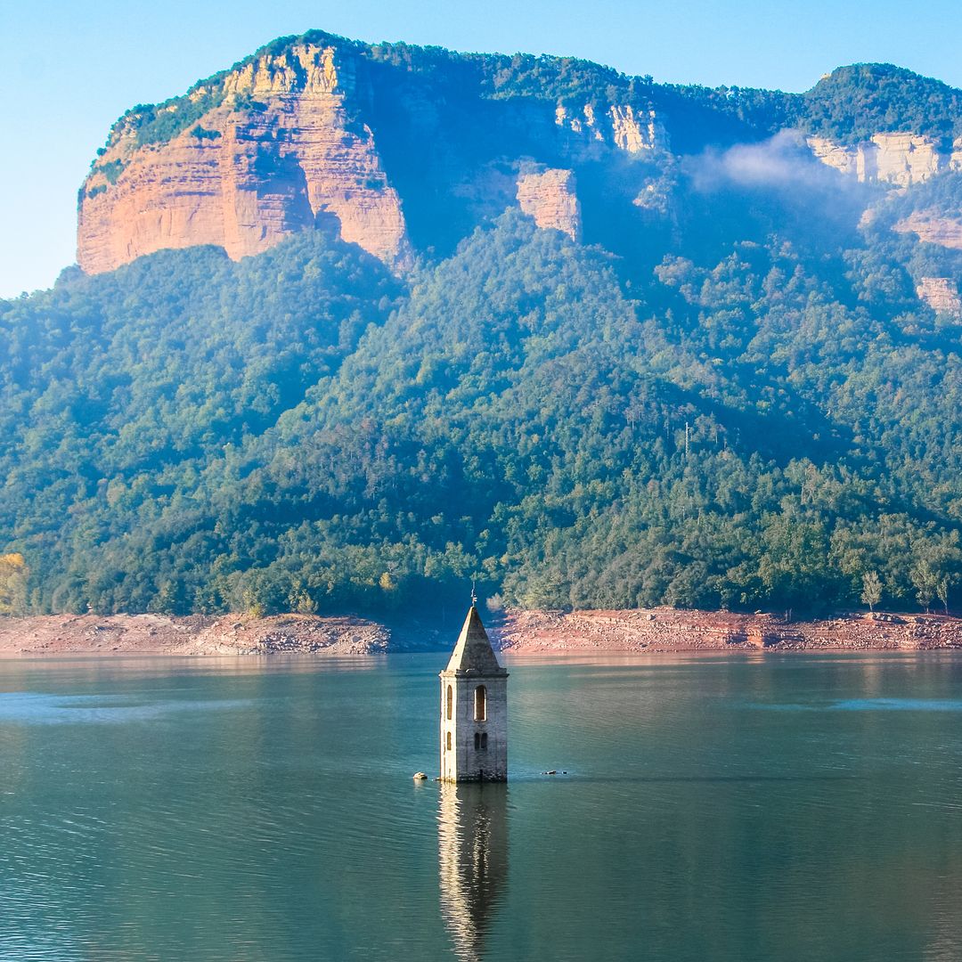 Campanario de la Iglesia de Sant Romà de Sau en el embalse de Sau, Barcelona