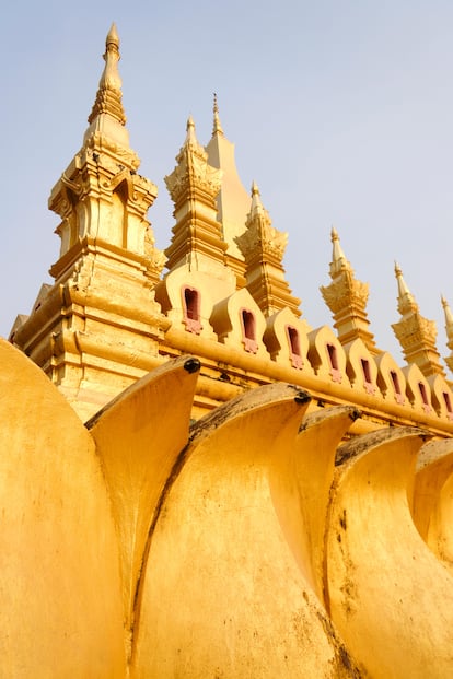 La gran estupa dorada de That Luang en Vientiane, Laos.