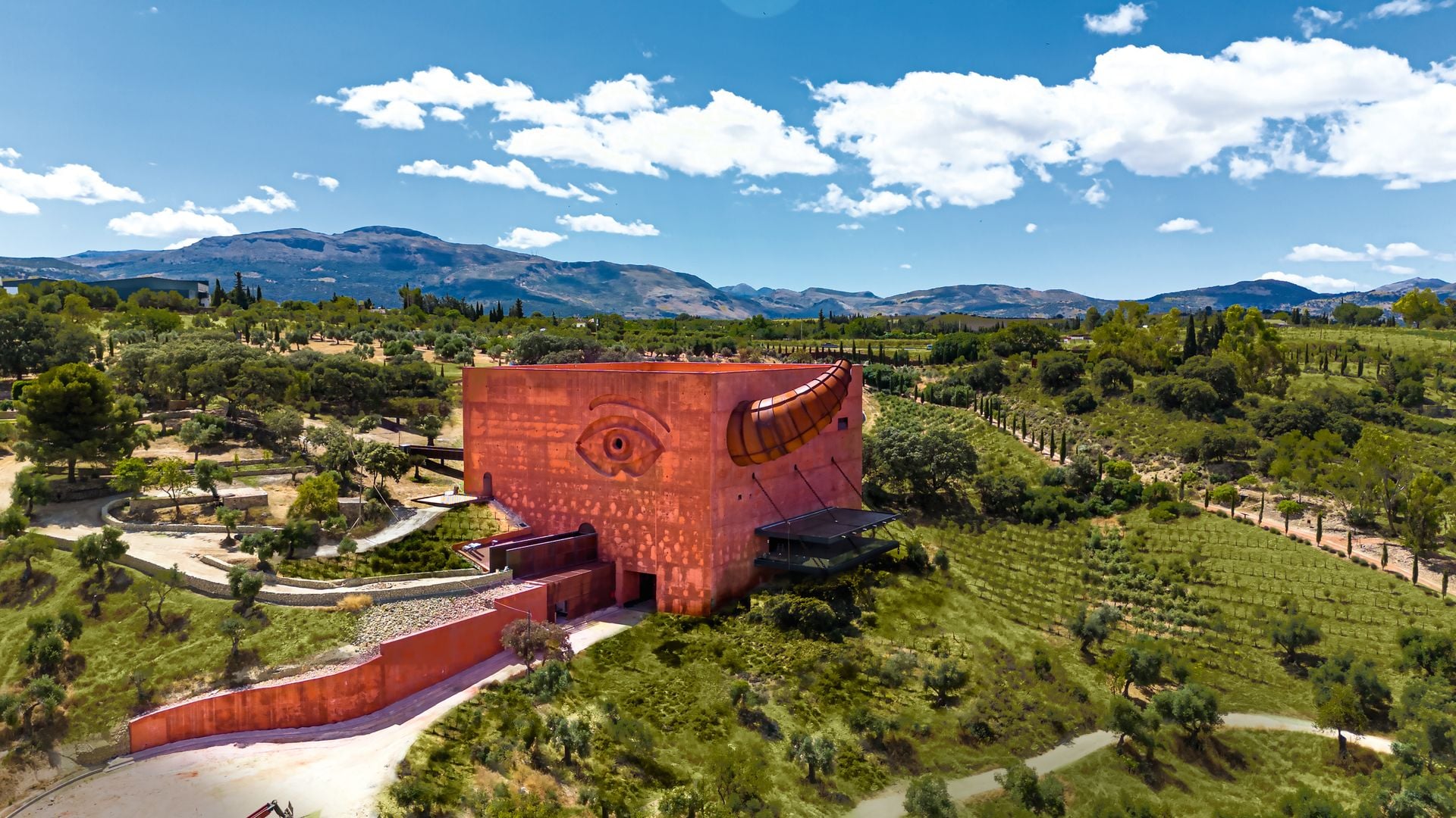 LA Almazara, del diseñador francés Philippe Starck que revoluciona la Serranía de Ronda, en Málaga