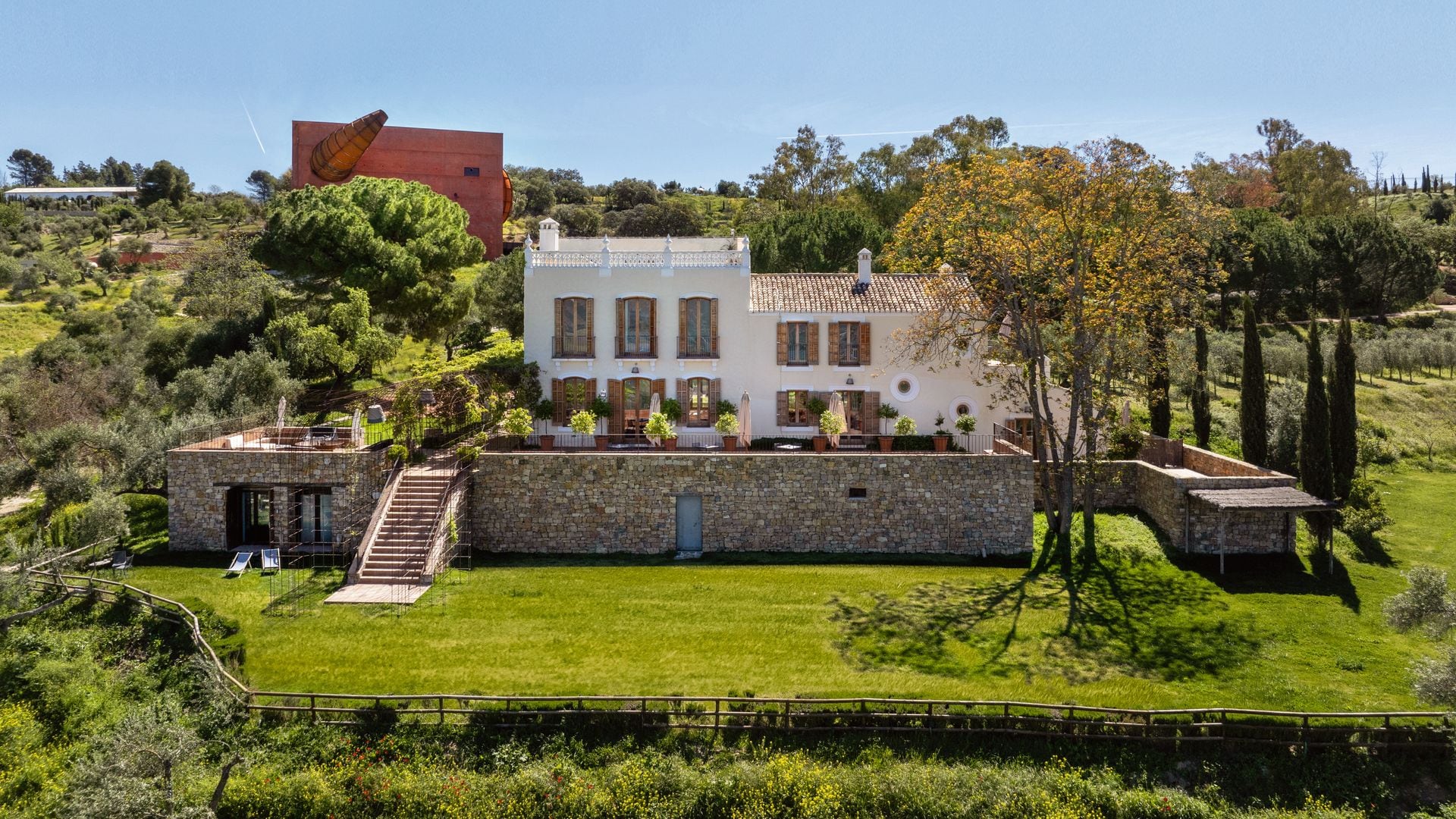 El Cortijo, de LA Almazara, del diseñador francés Philippe Starck que revoluciona la Serranía de Ronda, en Málaga