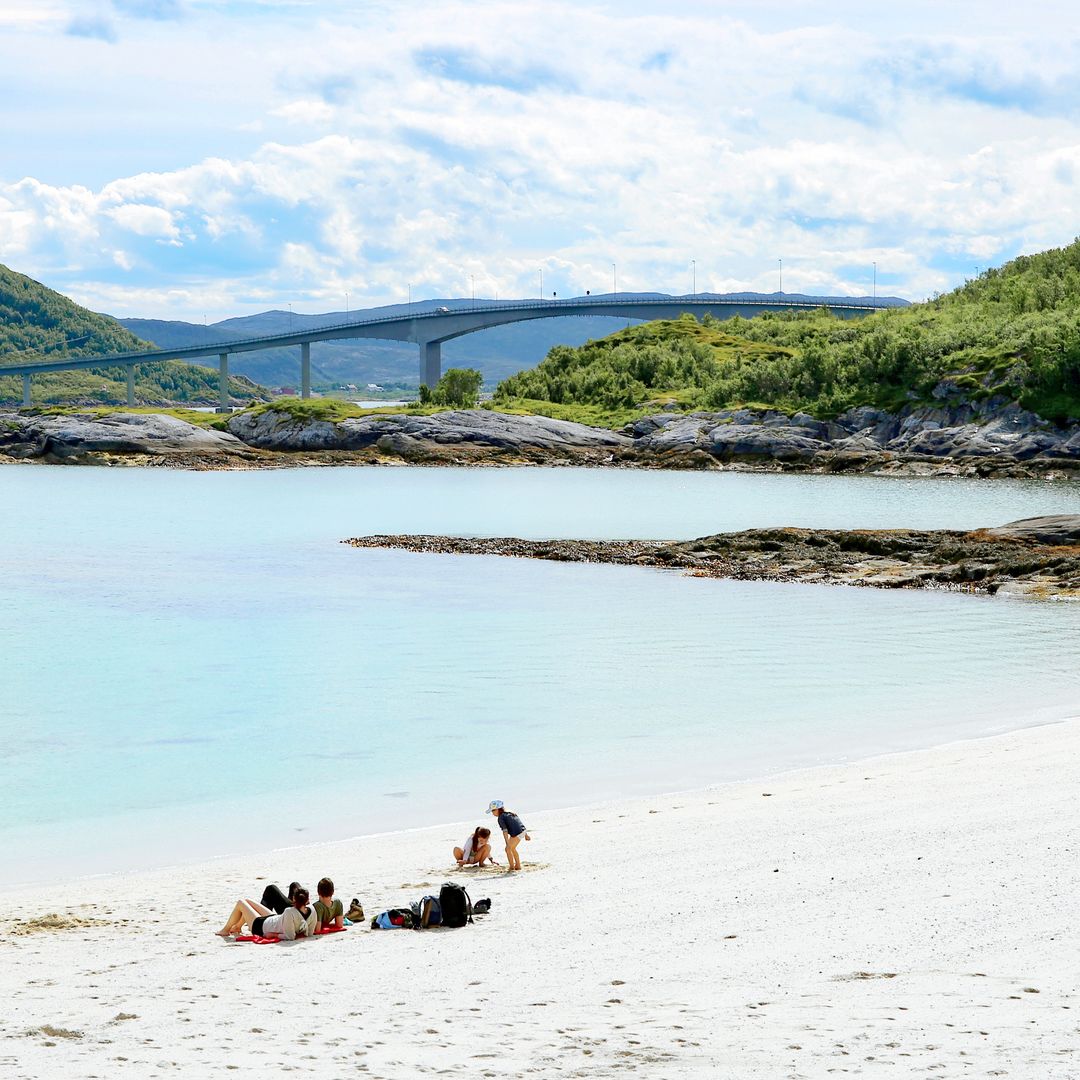 Playa en la isla de Sommarøy, Noruega