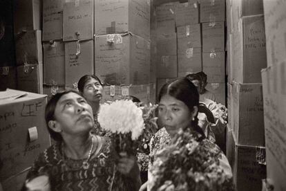 Indígenas visitan el barco donde se encuentran los restos exhumados en Guatemala.