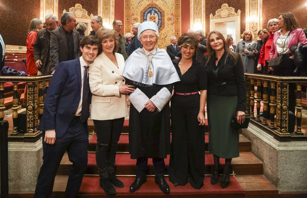 Fernando Ónega, su mujer Ángela Rodrigo y sus hijos: Cristina, Sonsoles y Fernando