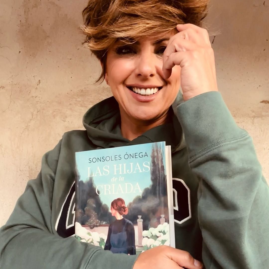 sonsoles ónega con su libro Premio Planeta