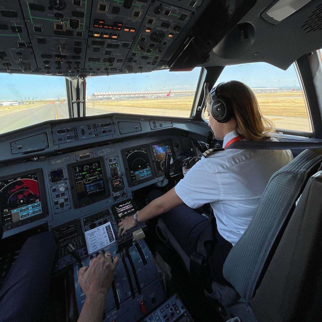 Lucía Pombo, además de influencer y perteneciente a una conocida familia, es piloto de aviación comercial