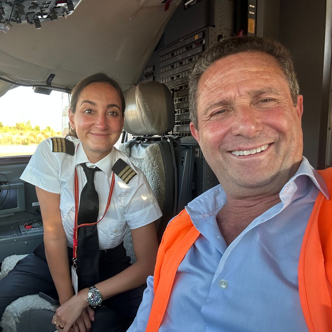 Lucía Pombo con su padre, Víctor Pombo, conocido como “papín” en la cabina de un avión