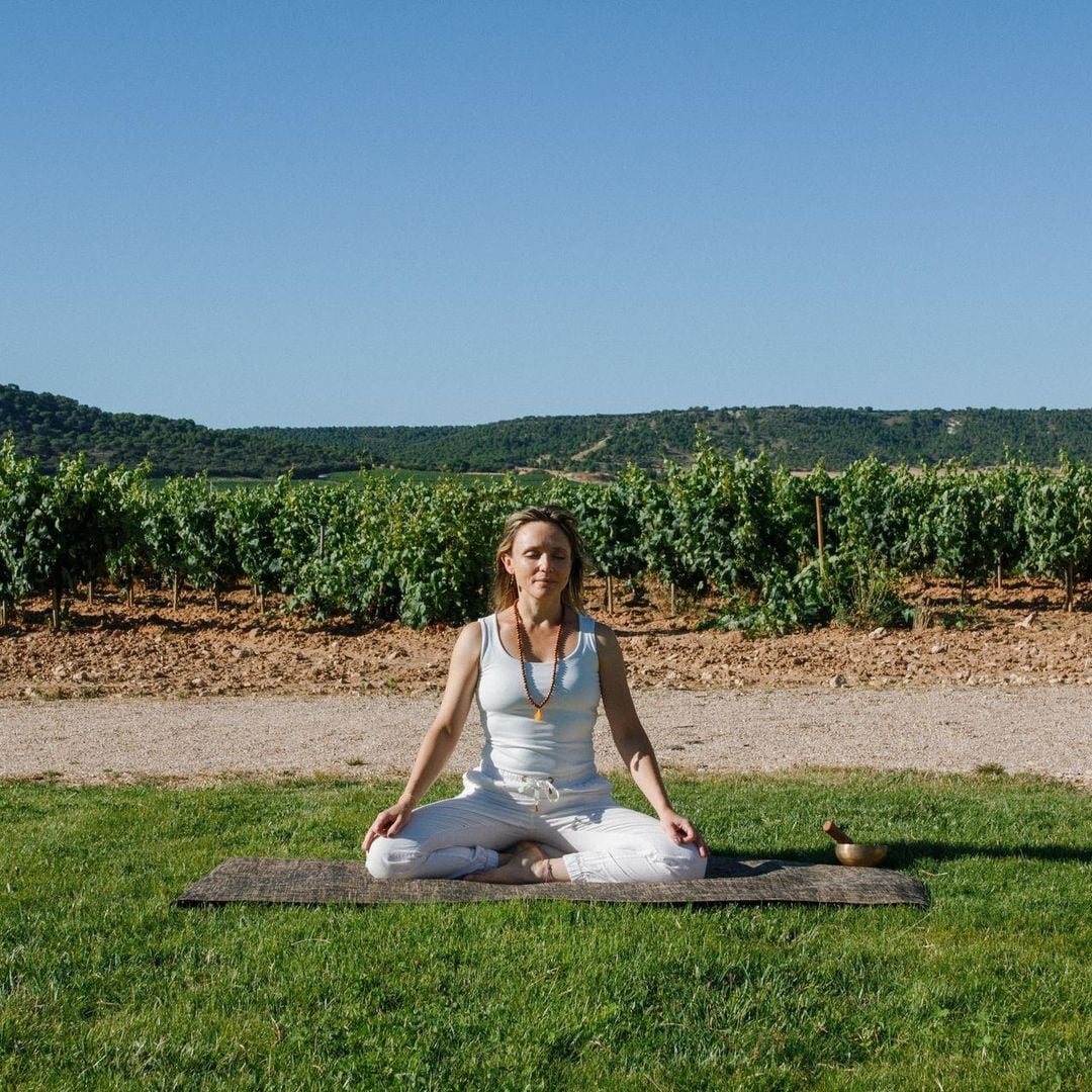 Entre las muchas experiencias que ofrece Abadía Retuerta se encuentran la meditación y la práctica de yoga entre sus viñedos.