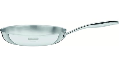 La sartén Tramontina Grano usa acero inoxidable 18/10 y tiene una base de triple capa con núcleo de aluminio.