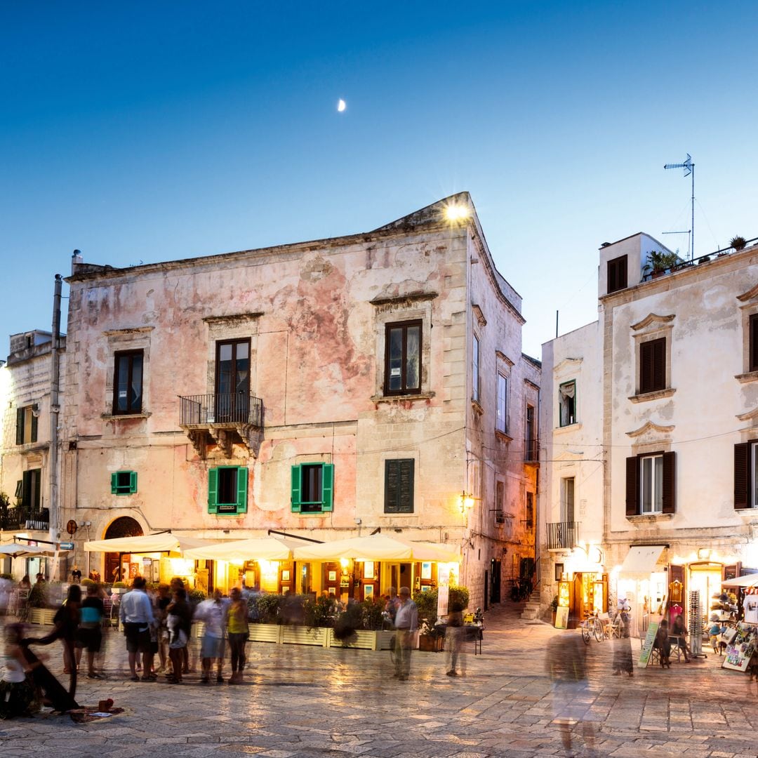 Plaza Polignano a Mare, Apulia, Italia