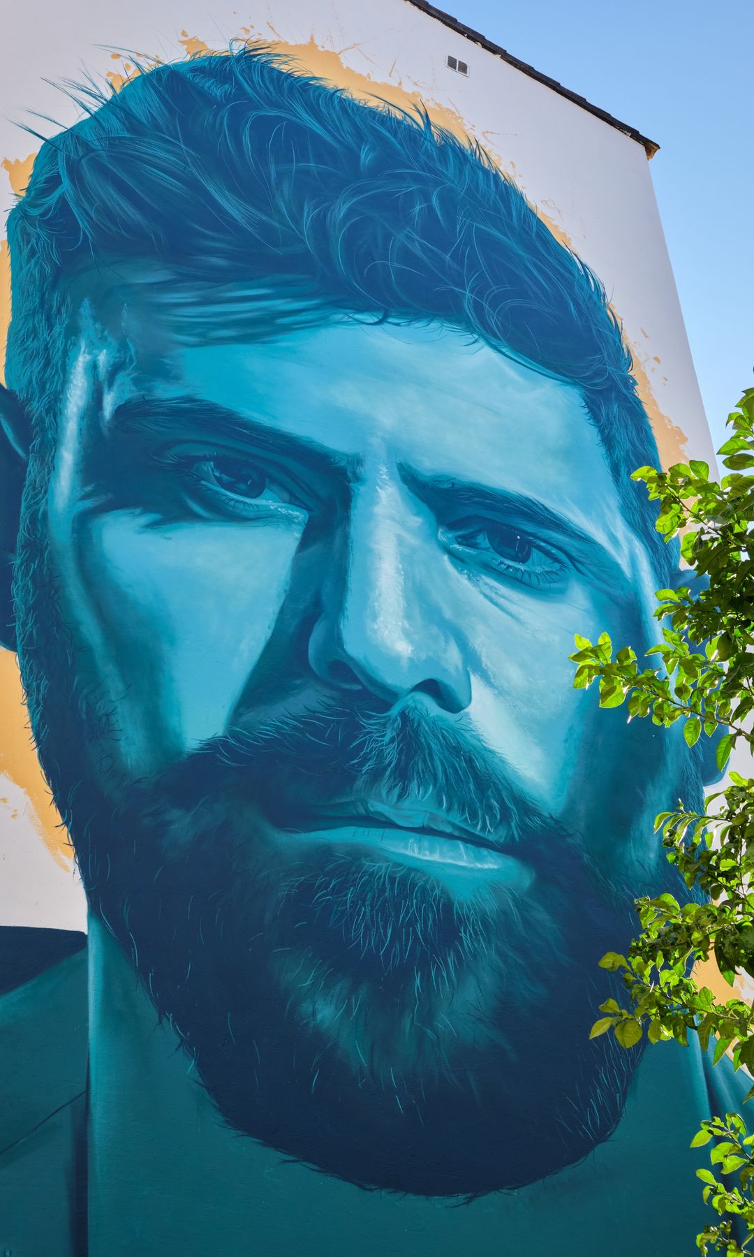 Mural de arte urbano creado por el artista Pablo López en Fuengirola, su ciudad natal