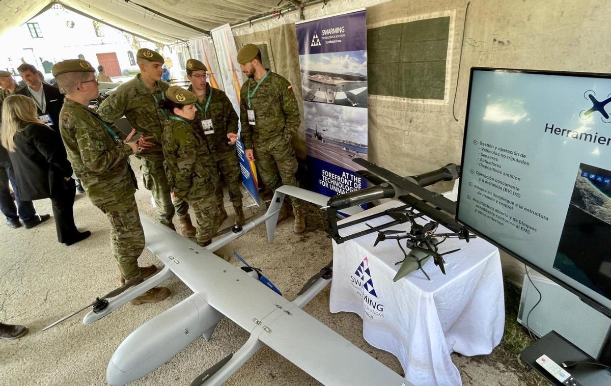 Un grupo de militares observa unos drones durante la reunión celebrada en El Goloso