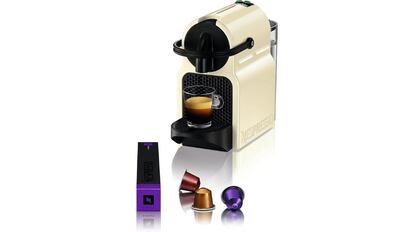 La cafetera Nespresso De'Longhi Inissia es muy compacta y destaca por su facilidad de uso.
