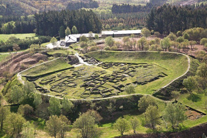 Castro de Viladonga con el museo al fondo.