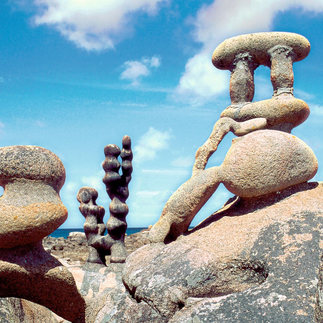Las rocas arrastradas por las olas dan un aspecto daliniano a las esculturas del Museo del Hombre de Camelle.
