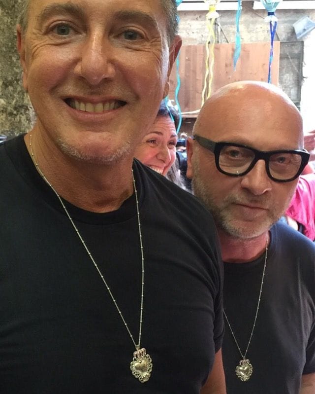 Domenico Dolce y Stefano Gabbana con el Sagrado Corazón creado por Massimo Argentiere.