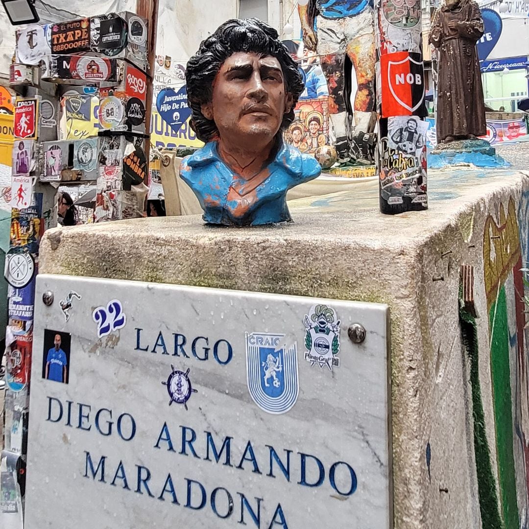 Más allá del fútbol, el astro argentino ha enorgullecido a la ciudad, en comparación con el norte de Italia. Hoy es un icono eterno en Nápoles.