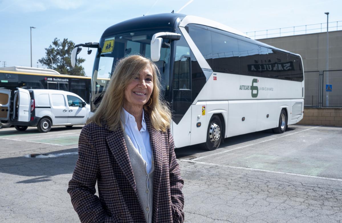 Gemma Soler, gerente de la empresa de autocares Soler y Sauret, en la sede de la empresa en Sant Feliu.