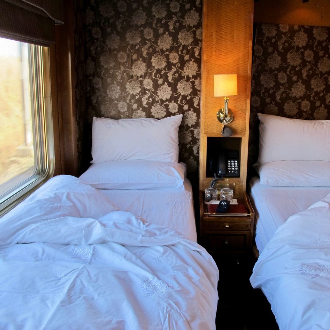 Dos camas en el vagón de lujo de un tren nocturno