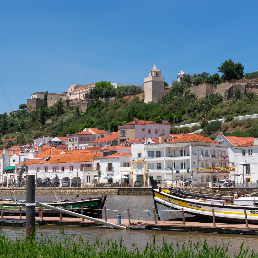 Vista panorámica de Alcácer do Sal junto al río Sado, Portugal