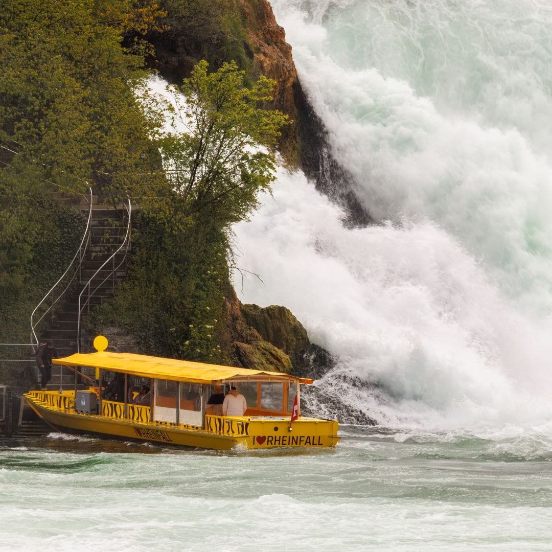 Cataratas del Rin- Suiza- Barco amarilloCataratas del Rin- Suiza- Barco amarillo