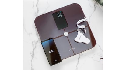 Báscula inteligente sobre fondo blanco.