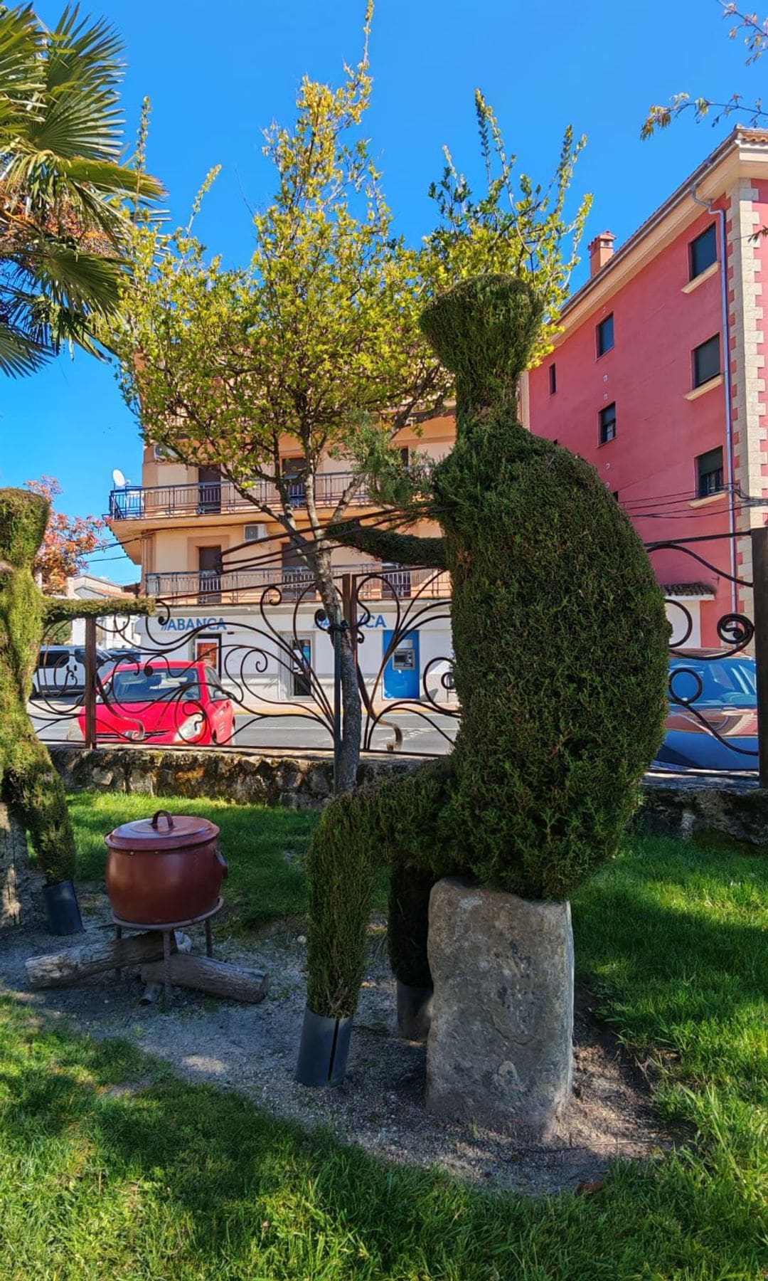 Arte topiario, esculturas artísticas sobre árboles y arbustos, en la localidad de Losar de la Vera, en Cáceres.