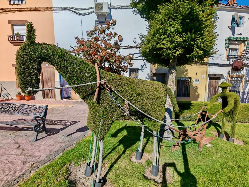 Arte topiario, esculturas artísticas sobre árboles y arbustos, en la localidad de Losar de la Vera, en Cáceres.