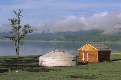 Una yurta frente al lago Khövsgöl.