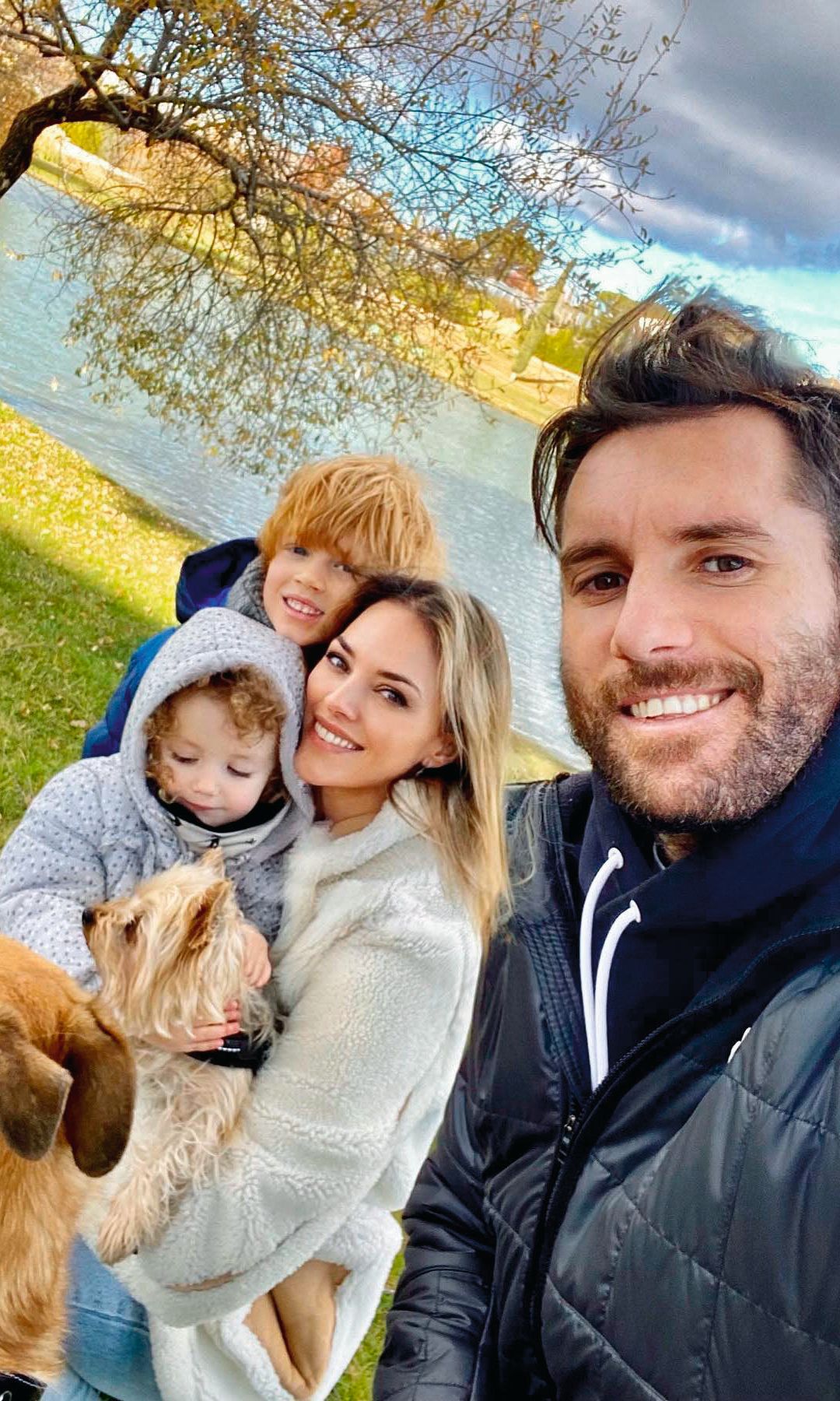 Helen Lindes y Rudy Fernández con sus dos hijos mayores, antes del nacimiento de la pequeña Anaïs.