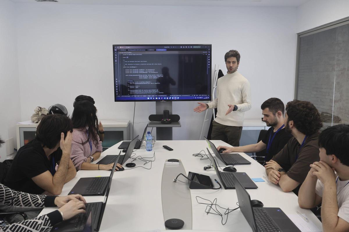 Una sesión de formación para alumnos del programa Enigma, en las instalaciones de S2 Grupo en Valencia.