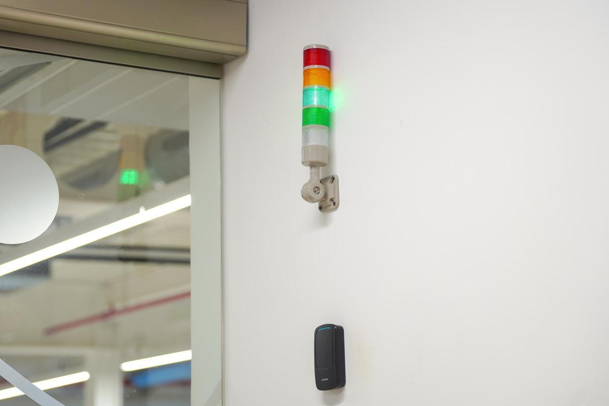 Baliza que indica el nivel de alerta en el centro donde S2 monitorea las ciberamenazas.