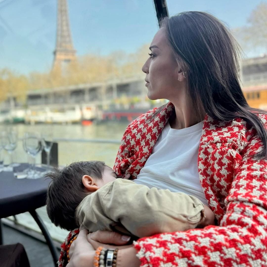 Patricia Pardo y su hijo Luca en París