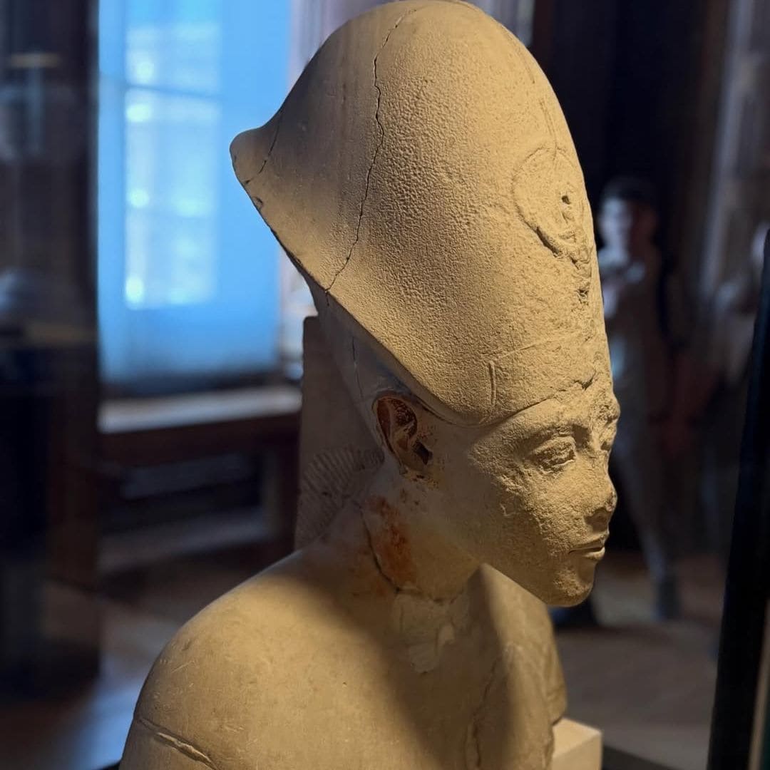 Busto del faraón Akenatón (Amenhotep IV), Museo del Louvre, París