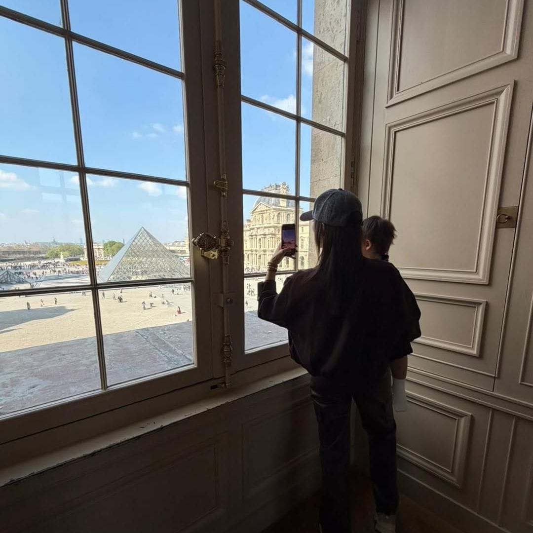 Patricia Pardo y su hijo en el Museo del Louvre, París
