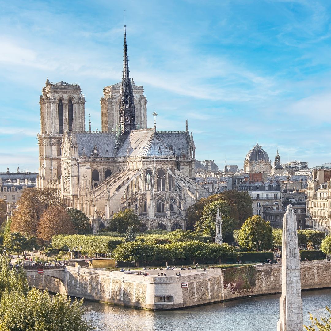 Estatua de Santa Ginebra, patrona de París, en el Pont de la Tournelle