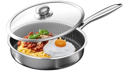 Cacerola de acero inoxidable con tapa.