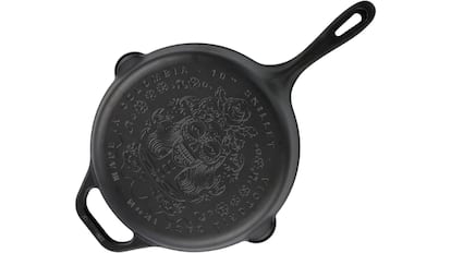Sartén de hierro fundido sazonada.