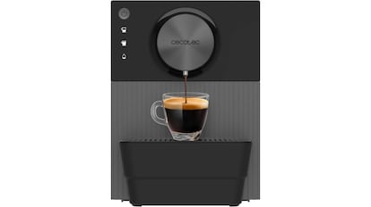 La cafetera superautomática Cecotec Cremmaet Cube tiene una potencia de 1350 W y 19 bares de presión.