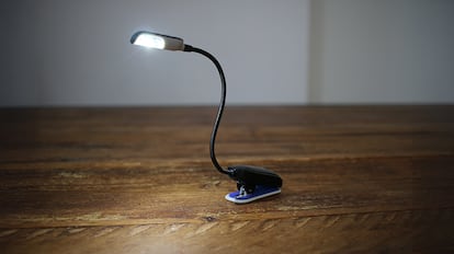 Esta es una de las mejores lámpara para leer que se pueden comprar en Amazon