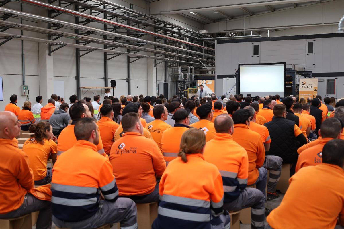 A la reunión asistieron personalmente más de 200 personas.