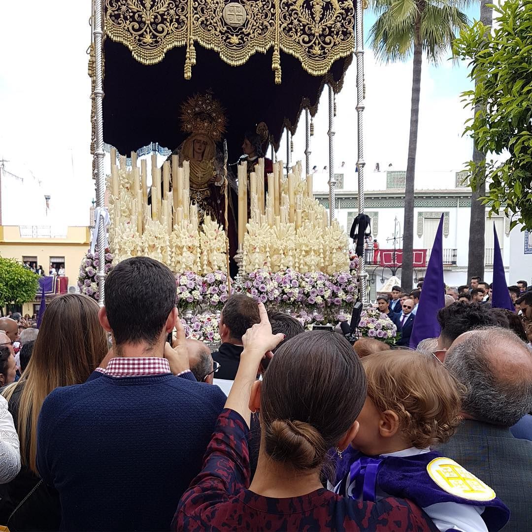 Eva González y su hijo Cayetano durante una procesión en Mairena del Alcor, Sevilla