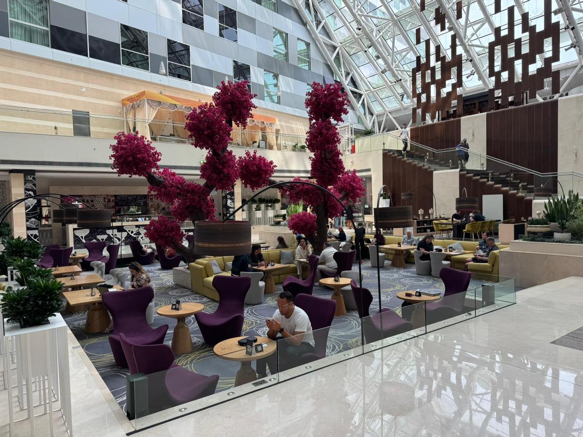 Espacio habilitado en el hotel para que los huéspedes puedan trabajar.