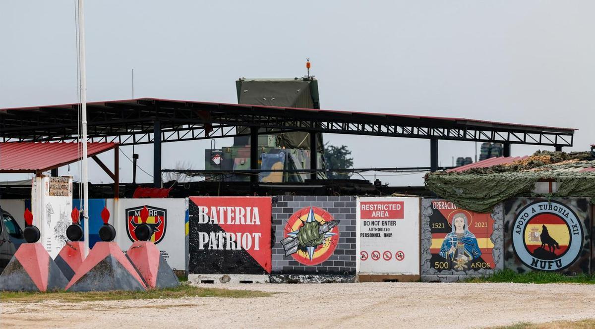 Muro de las instalaciones de la misión AT (Support Turkey) en la Base Aérea de Incirlik.