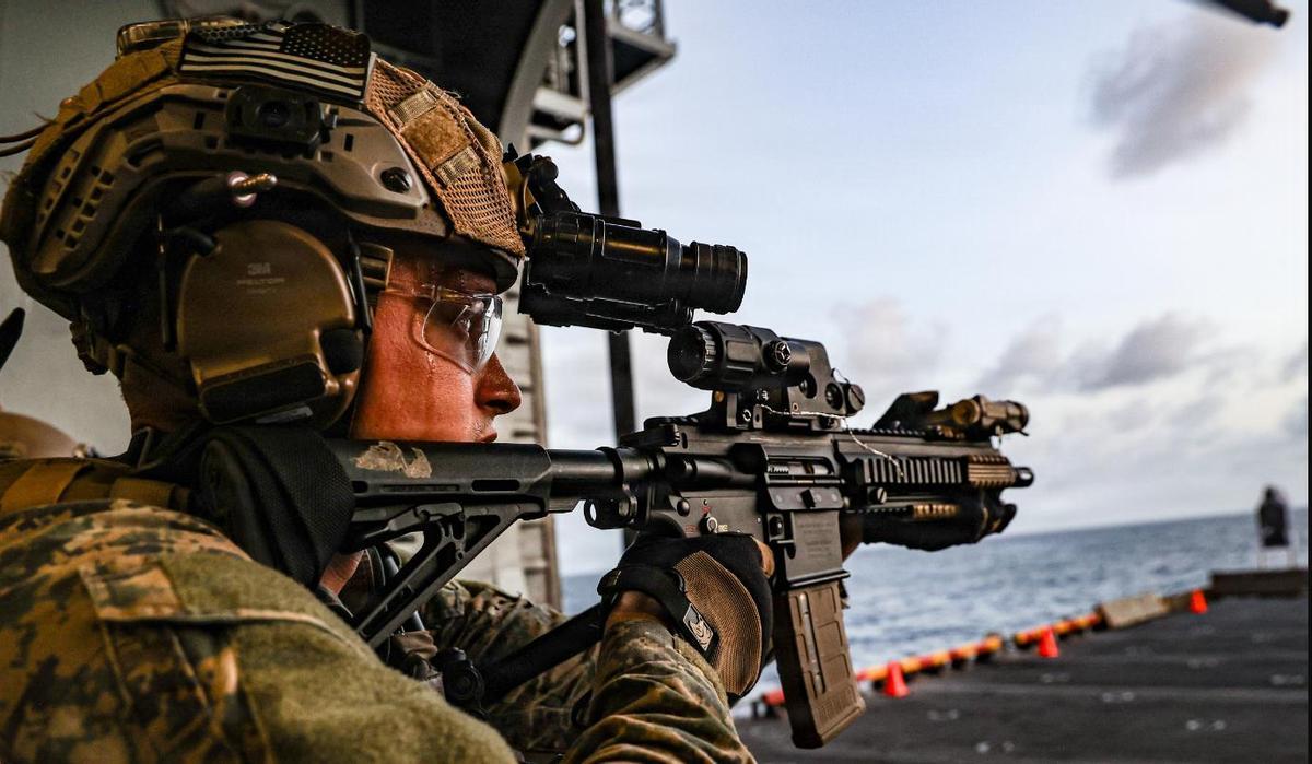 Un infante de marina a bordo de un barco de desembarco en el Caribe el pasado mes de febrero.