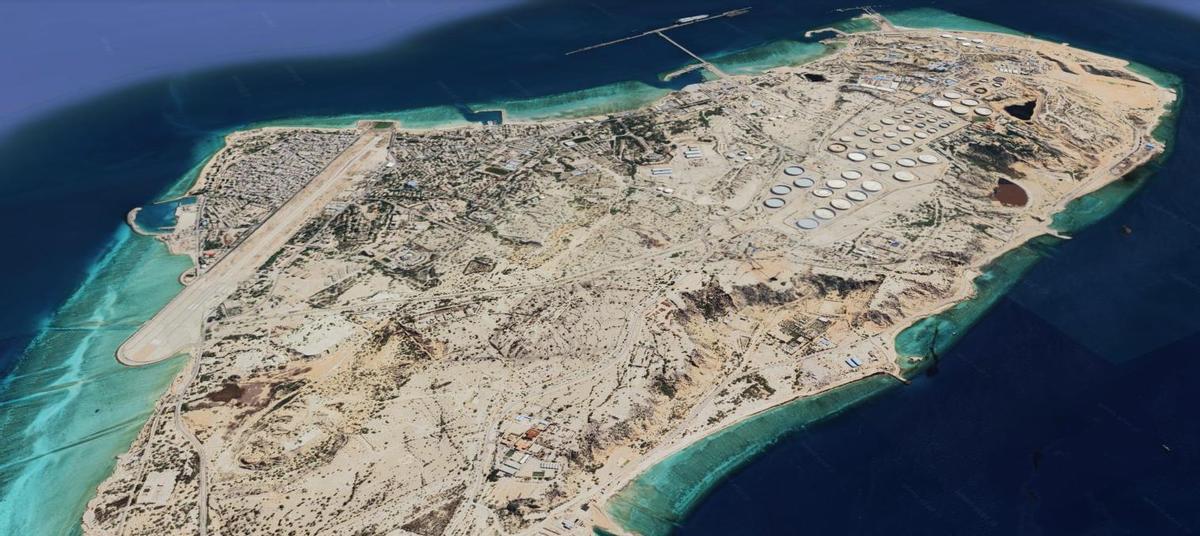 Acantilados en la zona menos poblada, una ciudad alrededor de un aeródromo y una extensión de instalaciones petroleras industriales llenan la isla iraní de Jark.