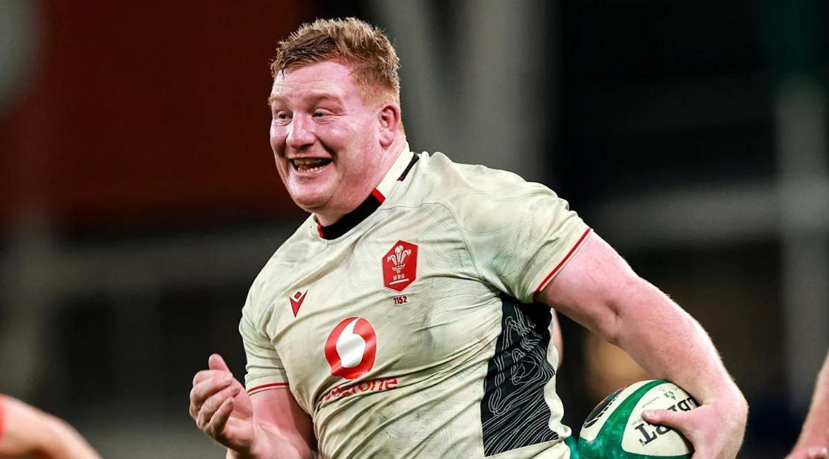 El galés Rhys Carré corre camino a la prueba contra Irlanda