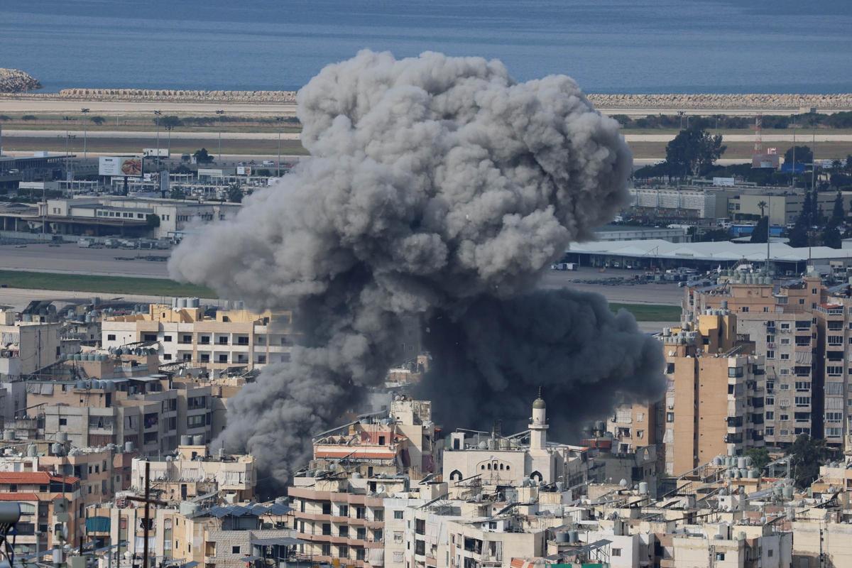 Columnas de humo se elevan tras un ataque aéreo israelí en Dahieh, un suburbio predominantemente chiita en el sur de Beirut, Líbano, este miércoles 4 de marzo de 2026.