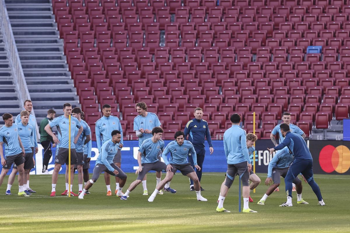 Sandro Tonali, centro, durante el entrenamiento del Newcastle en el Camp Nou el martes por la tarde.