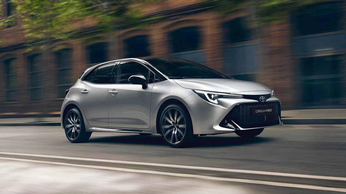 El Toyota Corolla es el séptimo coche más vendido en España durante el mes de octubre con 1.708 unidades matriculadas. El precio inicial del compacto del segmento C, que se ofrece en varias carrocerías, es de 25.950 euros.