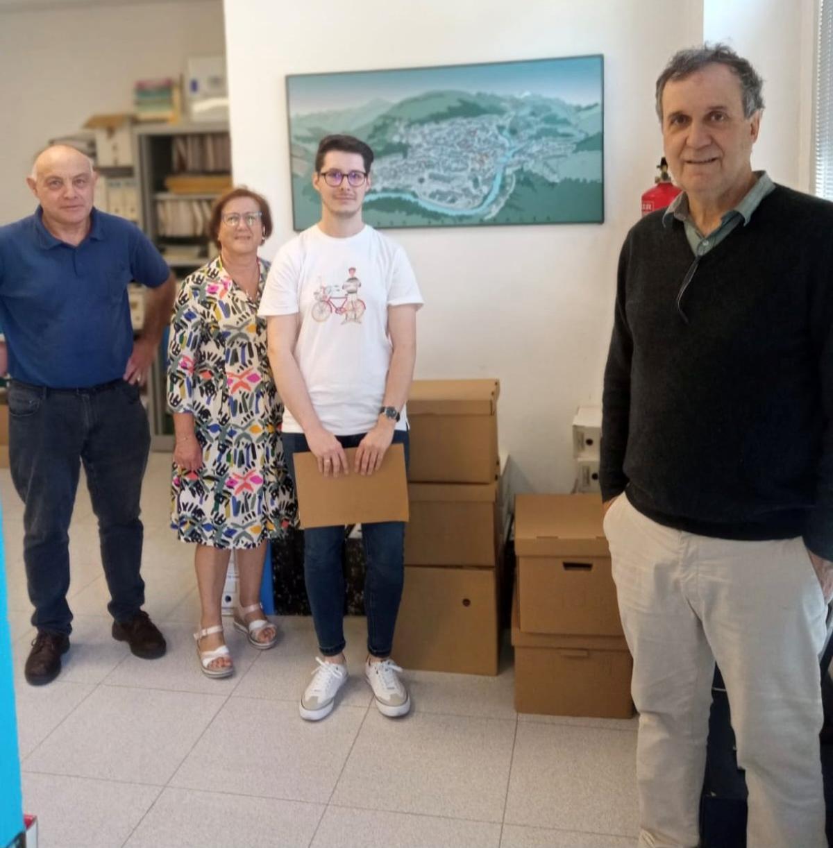 A la izquierda, José Manuel Collar, Mercedes Pérez, Jonathan Álvarez y Juaco López el día de la recepción del fondo documental en el Archivo Municipal de Cangas del Narcea, 2024.